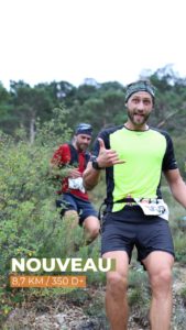 Un coureur, sourire aux lèvres et faisant signe de la main.