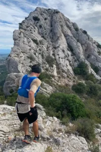 Traileur sur les sentiers rocheux du Candelon lors du Trail de l’Escarelle en Provence