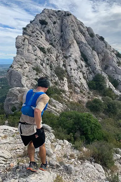 Traileur sur les sentiers rocheux du Candelon lors du Trail de l’Escarelle en Provence